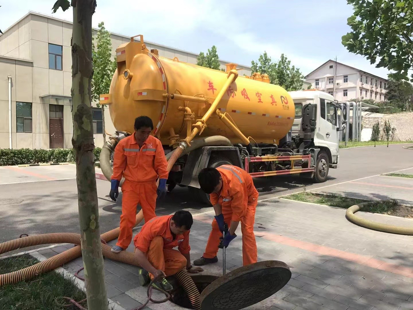 中站管道疏通车停在窨井附近