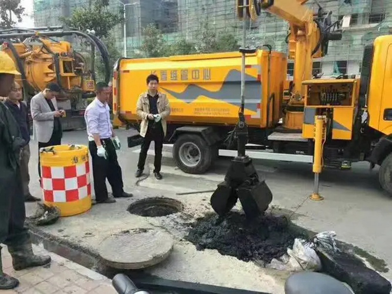 中站街道：网格员化身“清道夫”，为民解忧疏通“堵心”化粪池