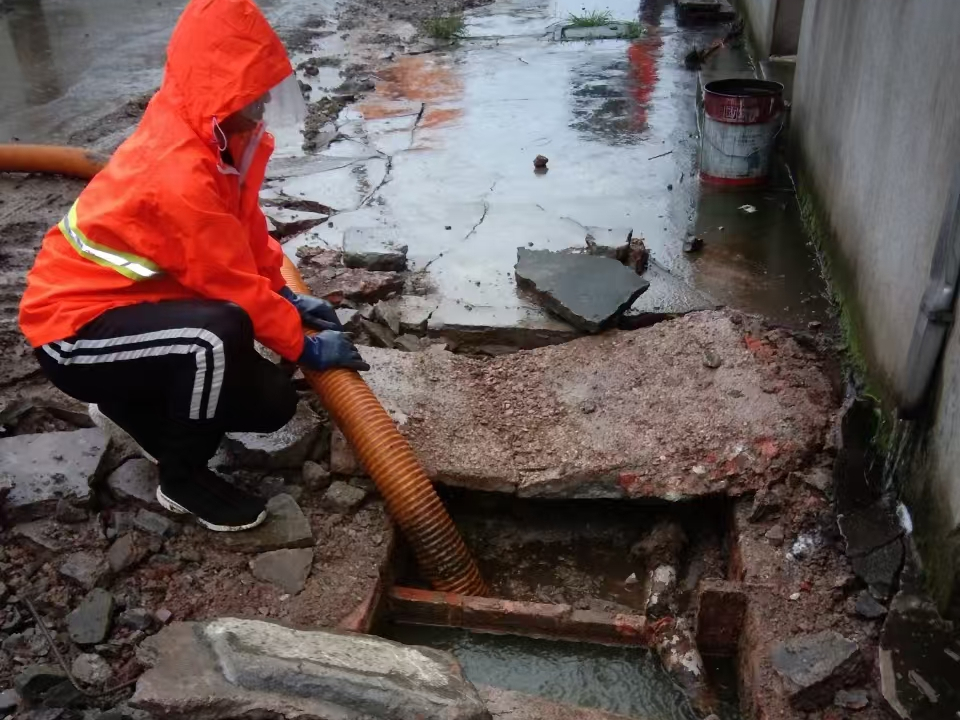 中站专业清理污水池 炜誉市政以规范流程守护城市 “肠道”