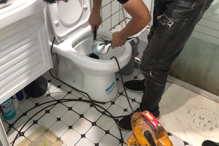 中站马桶堵塞自己疏通还是找师傅?专业上门服务让你省时更省心